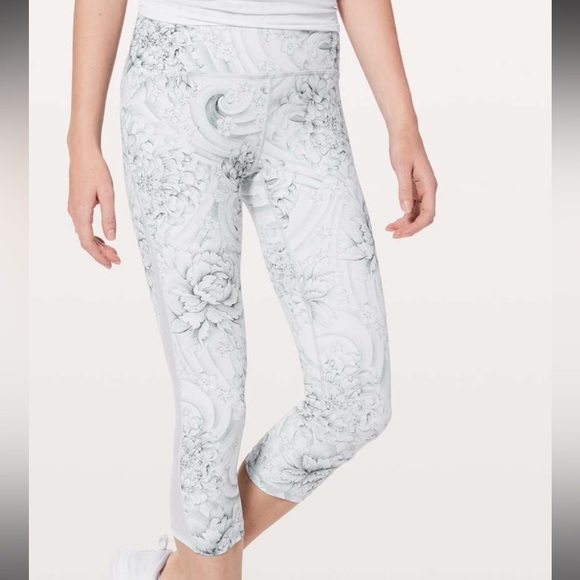 Lululemon Crop leggings flower print gray and white - Picture 12 of 13